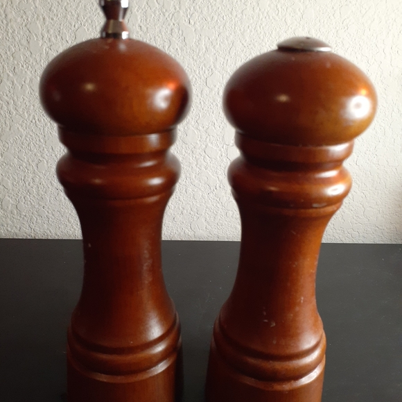 GORGEOUS Mr. Dudley Solid Wood 7" S/P Shaker Set. - Picture 2 of 5